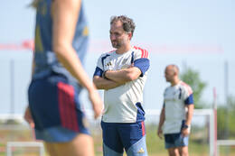 05.08.2026, München, Deutschland. Google Pixel Frauen-Bundesliga: Die FC Bayern Frauen absolvieren auf dem FC Bayern Campus eine Trainingseinheit zur Vorbereitung auf das Testspiel gegen Paris FC. Jose Barcala (Cheftrainer, FC Bayern Frauen)