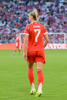 Allianz Arena, München, Deutschland – 25.04.2026: Fußball, UEFA Women’s Champions League 2025/2026, Halbfinale Hinspiel, FC Bayern München Frauen vs. FC Barcelona Frauen: Giulia Gwinn (FC Bayern München, Abwehr)