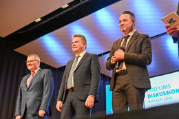 Podiumsdiskussion zur Bürgermeisterwahl in Bad Wörishofen im Kursaal. Die Bürgermeisterkandidaten Daniel Pflügl, Stefan Welzel und Paul Gruschka stellten sich den Fragen von Moderation und Publikum.