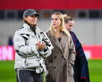 19.10.2026, München, Bayern, Deutschland. Google Pixel Frauen-Bundesliga: FC Bayern Frauen gegen VfB Stuttgart Frauen. Spielort: FC Bayern Campus-Stadion. Lena Oberdorf (FC Bayern Frauen) fröhlich, gut gelaunt, lachend mit Giulia Gwinn (FC Bayern Frauen) nachdenklich, ernst, fokussiert
