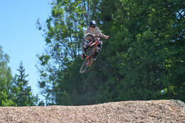 Mindelheim, Deutschland – 23.05.2026: Eröffnung der neuen BikeArea auf der Schwabenwiese in Mindelheim. Die von Schanzenwerk gestaltete und gebaute Anlage umfasst Pumptrack-, Flowline- und Jumpline-Elemente für Kinder, Jugendliche und Erwachsene.
