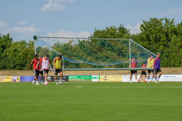29.06.2026, Bad Wörishofen, Deutschland, Swiss Football League, SFL 2026/2027, Der FC Vaduz startet mit der ersten Trainingseinheit in sein Sommertrainingslager in Bad Wörishofen (Unterallgäu). Der Verein bereitet sich dort auf die Saison 2026/2027 vor. Spieler tragen ein Tor.
