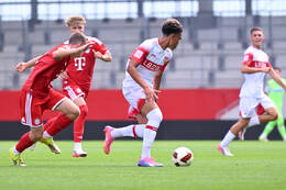 19.08.2026, München, Deutschland. FC Bayern München U19 vs. VfB Stuttgart U19 am FC Bayern Campus in München. Zweikampf
