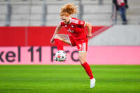 19.10.2026, München, Bayern, Deutschland. Google Pixel Frauen-Bundesliga: FC Bayern Frauen gegen VfB Stuttgart Frauen. Spielort: FC Bayern Campus-Stadion. Stine Ballisager (FC Bayern Frauen) am Ball, mit dem Ball, in einer Spielszene