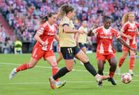Allianz Arena, München, Deutschland – 25.04.2026: Fußball, UEFA Women’s Champions League 2025/2026, Halbfinale Hinspiel, FC Bayern München Frauen vs. FC Barcelona Frauen: Alexia Putellas (FC Barcelona, Mittelfeld) schießt den Ball vor dem Tor weg.