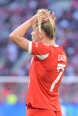 Allianz Arena, München, Deutschland – 25.04.2026: Fußball, UEFA Women’s Champions League 2025/2026, Halbfinale Hinspiel, FC Bayern München Frauen vs. FC Barcelona Frauen: Giulia Gwinn (FC Bayern München, Abwehr) spielt mit Ihren Haaren.