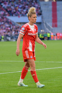 Allianz Arena, München, Deutschland – 25.04.2026: Fußball, UEFA Women’s Champions League 2025/2026, Halbfinale Hinspiel, FC Bayern München Frauen vs. FC Barcelona Frauen: Linda Dallmann (FC Bayern München, Mittelfeld) nachdenklich.