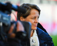 19.10.2026, München, Bayern, Deutschland. Google Pixel Frauen-Bundesliga: FC Bayern Frauen gegen VfB Stuttgart Frauen. Spielort: FC Bayern Campus-Stadion. Bianca Rech (Direktorin, FC Bayern Frauen) fröhlich, gut gelaunt, lachend