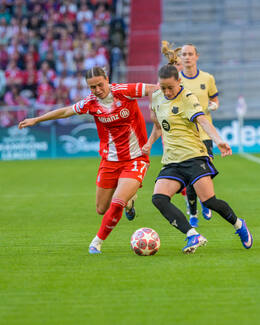 Allianz Arena, München, Deutschland – 25.04.2026: Fußball, UEFA Women’s Champions League 2025/2026, Halbfinale Hinspiel, FC Bayern München Frauen vs. FC Barcelona Frauen: Klara Bühl / Klara Buehl (FC Bayern München, Sturm) kämpft um den Ball.