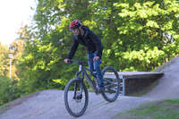 Mindelheim, Deutschland – 23.05.2026: Eröffnung der neuen BikeArea auf der Schwabenwiese in Mindelheim. Die von Schanzenwerk gestaltete und gebaute Anlage umfasst Pumptrack-, Flowline- und Jumpline-Elemente für Kinder, Jugendliche und Erwachsene.