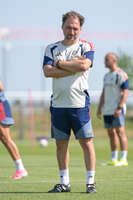 05.08.2026, München, Deutschland. Google Pixel Frauen-Bundesliga: Die FC Bayern Frauen absolvieren auf dem FC Bayern Campus eine Trainingseinheit zur Vorbereitung auf das Testspiel gegen Paris FC. Jose Barcala (Cheftrainer, FC Bayern Frauen)