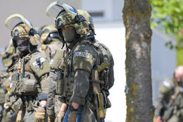 Bad Wörishofen, Deutschland – 12.05.2026: Zahlreiche Einsatzkräfte der Polizei und das SEK sind bei einem Großeinsatz an der Hauptstraße in Bad Wörishofen im Einsatz. Das Gebiet wurde großräumig abgesperrt.
