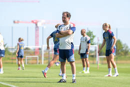 05.08.2026, München, Deutschland. Google Pixel Frauen-Bundesliga: Die FC Bayern Frauen absolvieren auf dem FC Bayern Campus eine Trainingseinheit zur Vorbereitung auf das Testspiel gegen Paris FC. Jose Barcala (Cheftrainer, FC Bayern Frauen)
