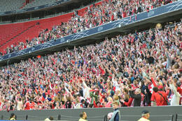 Allianz Arena, München, Deutschland – 25.04.2026: Fußball, UEFA Women’s Champions League 2025/2026, Halbfinale Hinspiel, FC Bayern München Frauen vs. FC Barcelona Frauen: Bayern Fans jubeln nach dem Ausgleich 1:1