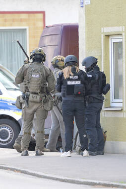 Bad Wörishofen, Deutschland – 12.05.2026: Zahlreiche Einsatzkräfte der Polizei und das SEK sind bei einem Großeinsatz an der Hauptstraße in Bad Wörishofen im Einsatz. Das Gebiet wurde großräumig abgesperrt.