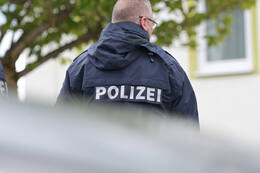 Bad Wörishofen, Deutschland – 12.05.2026: Zahlreiche Einsatzkräfte der Polizei und das SEK sind bei einem Großeinsatz an der Hauptstraße in Bad Wörishofen im Einsatz. Das Gebiet wurde großräumig abgesperrt.