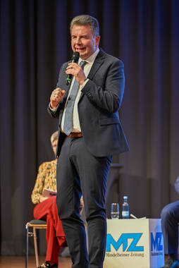 Podiumsdiskussion zur Bürgermeisterwahl in Bad Wörishofen im Kursaal. Die Bürgermeisterkandidaten Daniel Pflügl, Stefan Welzel und Paul Gruschka stellten sich den Fragen von Moderation und Publikum.