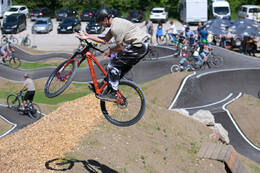 Mindelheim, Deutschland – 23.05.2026: Eröffnung der neuen BikeArea auf der Schwabenwiese in Mindelheim. Die von Schanzenwerk gestaltete und gebaute Anlage umfasst Pumptrack-, Flowline- und Jumpline-Elemente für Kinder, Jugendliche und Erwachsene.
