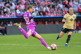 Allianz Arena, München, Deutschland – 25.04.2026: Fußball, UEFA Women’s Champions League 2025/2026, Halbfinale Hinspiel, FC Bayern München Frauen vs. FC Barcelona Frauen: Ena Mahmutovic (FC Bayern München, Tor) schießt den Ball weg.