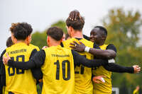 17.10.2026, Mindelheim, Bayern, Deutschland. Kreisliga Allgäu Nord: TSV Mindelheim gegen SV Oberegg. Spielort: Julius-Strohmayer-Stadion. David Kienle (TSV Mindelheim) beim Jubel, jubelnd, feiernd mit Darius Argintaru (TSV Mindelheim), Sulayman Drammeh (TSV Mindelheim) und Anel Junuzovic (TSV Mindelheim)