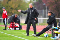 17.10.2026, Mindelheim, Bayern, Deutschland. Kreisliga Allgäu Nord: TSV Mindelheim gegen SV Oberegg. Spielort: Julius-Strohmayer-Stadion. Marian Argintaru (Trainer, TSV Mindelheim) nachdenklich, ernst, fokussiert.