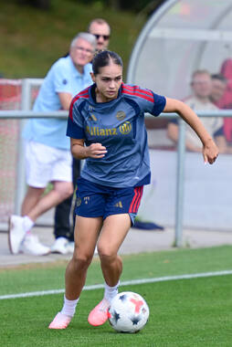 19.08.2026, München, Deutschland. Google Pixel Frauen-Bundesliga: Die FC Bayern Frauen absolvieren auf dem FC Bayern Campus eine Trainingseinheit vor dem Bundesliga-Saisonauftakt gegen den 1. FC Union Berlin. Kassandra Potsi (FC Bayern Frauen)