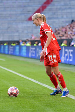 Allianz Arena, München, Deutschland – 25.04.2026: Fußball, UEFA Women’s Champions League 2025/2026, Halbfinale Hinspiel, FC Bayern München Frauen vs. FC Barcelona Frauen: Pernille Harder (FC Bayern München, Sturm) nachdenklich.