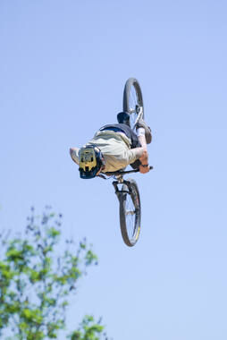 Mindelheim, Deutschland – 23.05.2026: Eröffnung der neuen BikeArea auf der Schwabenwiese in Mindelheim. Die von Schanzenwerk gestaltete und gebaute Anlage umfasst Pumptrack-, Flowline- und Jumpline-Elemente für Kinder, Jugendliche und Erwachsene.