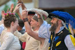 27.06.2026, Mindelheim: Am zweiten Tag des Frundsbergfests 2026 verwandelt sich die Mindelheimer Altstadt erneut in eine mittelalterliche Kulisse. Tausende Mitwirkende in historischen Gewändern prägen das traditionsreiche Fest, das zu den größten historischen Stadtfesten Deutschlands zählt.