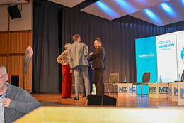 Podiumsdiskussion zur Bürgermeisterwahl in Bad Wörishofen im Kursaal. Die Bürgermeisterkandidaten Daniel Pflügl, Stefan Welzel und Paul Gruschka stellten sich den Fragen von Moderation und Publikum.