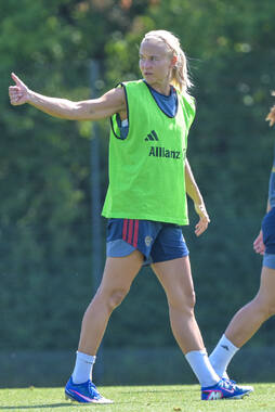 05.08.2026, München, Deutschland. Google Pixel Frauen-Bundesliga: Die FC Bayern Frauen absolvieren auf dem FC Bayern Campus eine Trainingseinheit zur Vorbereitung auf das Testspiel gegen Paris FC. Pernille Harder (FC Bayern Frauen)