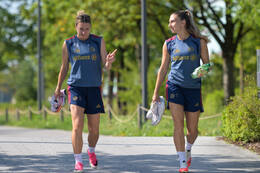05.08.2026, München, Deutschland. Google Pixel Frauen-Bundesliga: Die FC Bayern Frauen absolvieren auf dem FC Bayern Campus eine Trainingseinheit zur Vorbereitung auf das Testspiel gegen Paris FC. Barbara Dunst (FC Bayern Frauen), Katharina Naschenweng (FC Bayern Frauen)