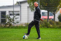 03.10.2026, Mindelheim, Deutschland. Kreisliga Allgäu Nord: TSV Mindelheim gegen (SG) Sontheim/Westerheim. Spielort: Julius-Strohmayer Stadion. Marian Argintaru (Trainer, TSV Mindelheim) nachdenklich, ernst, fokussiert