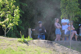 Mindelheim, Deutschland – 23.05.2026: Eröffnung der neuen BikeArea auf der Schwabenwiese in Mindelheim. Die von Schanzenwerk gestaltete und gebaute Anlage umfasst Pumptrack-, Flowline- und Jumpline-Elemente für Kinder, Jugendliche und Erwachsene.