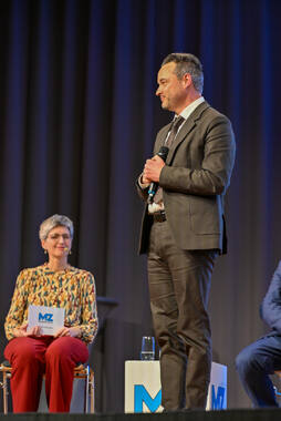 Podiumsdiskussion zur Bürgermeisterwahl in Bad Wörishofen im Kursaal. Die Bürgermeisterkandidaten Daniel Pflügl, Stefan Welzel und Paul Gruschka stellten sich den Fragen von Moderation und Publikum.