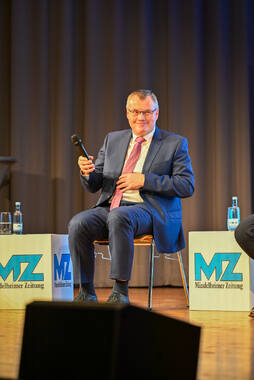 Podiumsdiskussion zur Bürgermeisterwahl in Bad Wörishofen im Kursaal. Die Bürgermeisterkandidaten Daniel Pflügl, Stefan Welzel und Paul Gruschka stellten sich den Fragen von Moderation und Publikum.