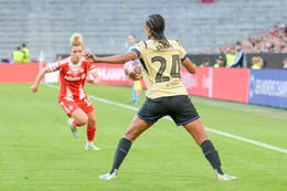 Allianz Arena, München, Deutschland – 25.04.2026: Fußball, UEFA Women’s Champions League 2025/2026, Halbfinale Hinspiel, FC Bayern München Frauen vs. FC Barcelona Frauen: Esmee Brugts (FC Barcelona, Abwehr) bekommt einen Pass während Linda Dallmann (FC Bayern München, Mittelfeld) verteidigen will.