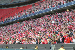 Allianz Arena, München, Deutschland – 25.04.2026: Fußball, UEFA Women’s Champions League 2025/2026, Halbfinale Hinspiel, FC Bayern München Frauen vs. FC Barcelona Frauen: Bayern Fans jubeln nach dem Ausgleich 1:1