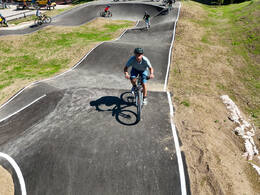 Mindelheim, Deutschland – 23.05.2026: Eröffnung der neuen BikeArea auf der Schwabenwiese in Mindelheim. Die von Schanzenwerk gestaltete und gebaute Anlage umfasst Pumptrack-, Flowline- und Jumpline-Elemente für Kinder, Jugendliche und Erwachsene.