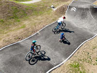 Mindelheim, Deutschland – 23.05.2026: Eröffnung der neuen BikeArea auf der Schwabenwiese in Mindelheim. Die von Schanzenwerk gestaltete und gebaute Anlage umfasst Pumptrack-, Flowline- und Jumpline-Elemente für Kinder, Jugendliche und Erwachsene.