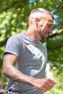 02.07.2026, Bad Wörishofen, Deutschland. Der FC Vaduz absolviert am vierten und vorletzten Tag seines Sommertrainingslagers Medientermine im Parkhotel Bad Wörishofen. Spieler, Trainer und insbesondere die Neuzugänge stehen für Interviews und Gespräche im Rahmen der Vorbereitung auf die Saison 2026/2027 der Swiss Football League (SFL) zur Verfügung. Dejan Sorgic (FC Vaduz)