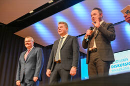 Podiumsdiskussion zur Bürgermeisterwahl in Bad Wörishofen im Kursaal. Die Bürgermeisterkandidaten Daniel Pflügl, Stefan Welzel und Paul Gruschka stellten sich den Fragen von Moderation und Publikum.