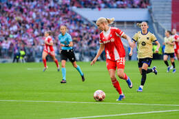 Allianz Arena, München, Deutschland – 25.04.2026: Fußball, UEFA Women’s Champions League 2025/2026, Halbfinale Hinspiel, FC Bayern München Frauen vs. FC Barcelona Frauen: Pernille Harder (FC Bayern München, Sturm) am Ball.