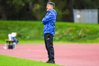 11.10.2026, Bad Wörishofen, Bayern, Deutschland. U19 (A-Jun.) Kreisklasse Allgäu – Nord: FC Bad Wörishofen U19 gegen JFG Wertachtal U19. Spielort: Stadion Unteres Hart. Saison 2026/2027. Bahtiar Koktas (Trainer, FC Bad Wörishofen) nachdenklich, ernst, fokussiert