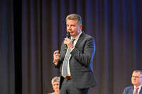 Podiumsdiskussion zur Bürgermeisterwahl in Bad Wörishofen im Kursaal. Die Bürgermeisterkandidaten Daniel Pflügl, Stefan Welzel und Paul Gruschka stellten sich den Fragen von Moderation und Publikum.