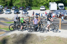 Mindelheim, Deutschland – 23.05.2026: Eröffnung der neuen BikeArea auf der Schwabenwiese in Mindelheim. Die von Schanzenwerk gestaltete und gebaute Anlage umfasst Pumptrack-, Flowline- und Jumpline-Elemente für Kinder, Jugendliche und Erwachsene.