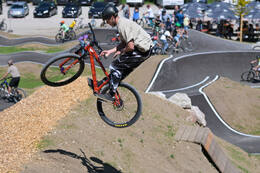 Mindelheim, Deutschland – 23.05.2026: Eröffnung der neuen BikeArea auf der Schwabenwiese in Mindelheim. Die von Schanzenwerk gestaltete und gebaute Anlage umfasst Pumptrack-, Flowline- und Jumpline-Elemente für Kinder, Jugendliche und Erwachsene.