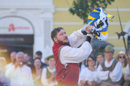 27.06.2026, Mindelheim: Am zweiten Tag des Frundsbergfests 2026 verwandelt sich die Mindelheimer Altstadt erneut in eine mittelalterliche Kulisse. Tausende Mitwirkende in historischen Gewändern prägen das traditionsreiche Fest, das zu den größten historischen Stadtfesten Deutschlands zählt.
