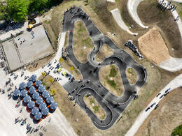 Mindelheim, Deutschland – 23.05.2026: Eröffnung der neuen BikeArea auf der Schwabenwiese in Mindelheim. Die von Schanzenwerk gestaltete und gebaute Anlage umfasst Pumptrack-, Flowline- und Jumpline-Elemente für Kinder, Jugendliche und Erwachsene.