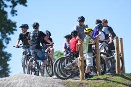 Mindelheim, Deutschland – 23.05.2026: Eröffnung der neuen BikeArea auf der Schwabenwiese in Mindelheim. Die von Schanzenwerk gestaltete und gebaute Anlage umfasst Pumptrack-, Flowline- und Jumpline-Elemente für Kinder, Jugendliche und Erwachsene.